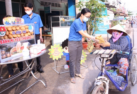 Tủ bánh mì yêu thương làm ấm lòng những hoàn cảnh khó khăn.