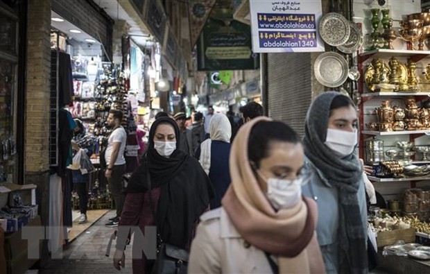 Người dân đeo khẩu trang phòng lây nhiễm COVID-19 tại Tehran, Iran, ngày 24/4/2020. (Nguồn: THX/TTXVN)