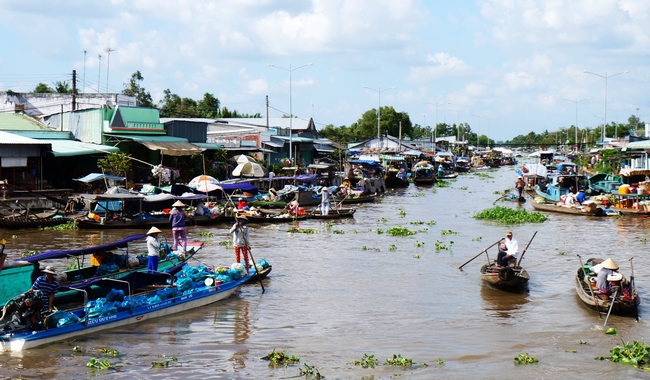 Miền Tây với nét văn hóa đặc sắc chợ nổi, thường họp ở ngã năm, ngã bảy của những dòng sông, người dân di chuyển chủ yếu bằng ghe xuồng đến đây trao đổi hàng hóa nông sản địa phương.