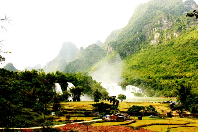 Chiêm ngưỡng kỳ quan thiên nhiên được mệnh danh là một trong những thác nước nằm giữa biên giới các quốc gia đẹp nhất hành tinh, thác Bản Giốc (Cao Bằng) sẽ khiến bạn “muốn ở đây thôi chẳng muốn về”.