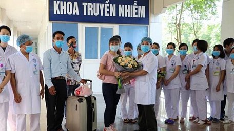 Ngày 4/5/2020, Bệnh viện Đa khoa tỉnh Ninh Bình đã làm thủ tục xuất viện cho bệnh nhân mắc COVID-19 cuối cùng điều trị tại bệnh viện sau 4 lần xét nghiệm cho kết quả âm tính với SARS-CoV-2. (Nguồn: TTXVN)