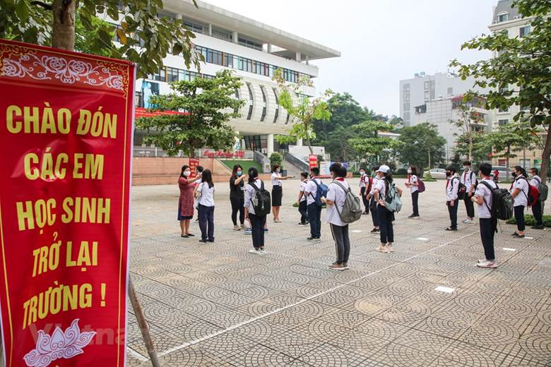  Cùng với đó, nhà trường đã tổ chức công tác phòng dịch, đo thân nhiệt cho các học sinh trước khi vào lớp. (Ảnh: Minh Sơn/Vietnam+)