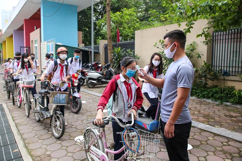  Việc đo thân nhiệt được tiến hành với tất cả học sinh cũng như cán bộ công nhân viên tại nhà trường. (Ảnh: Minh Sơn/Vietnam+)