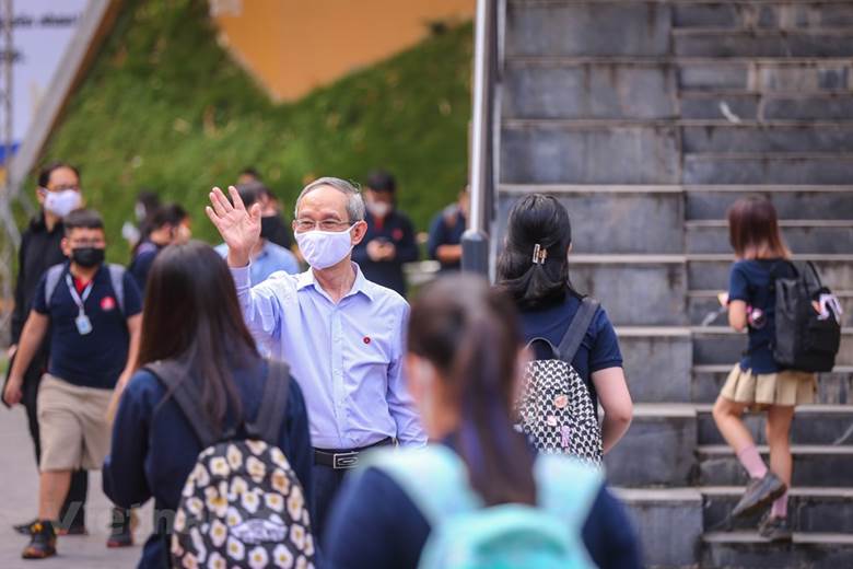  Thầy Nguyễn Xuân Khang, Hiệu trưởng nhà trường cho biết đêm qua thầy đã không ngủ được để chờ đợi phút giây được gặp lại các học sinh. (Ảnh: Minh Sơn/Vietnam+)