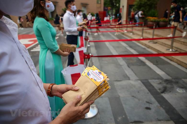  Nhiều học sinh cho biết, ngày đi học trở lại này còn vui hơn cả ngày tựu trường vì đây là một ngày "tựu trường" lịch sử chưa bao giờ có. (Ảnh: Minh Sơn/Vietnam+)