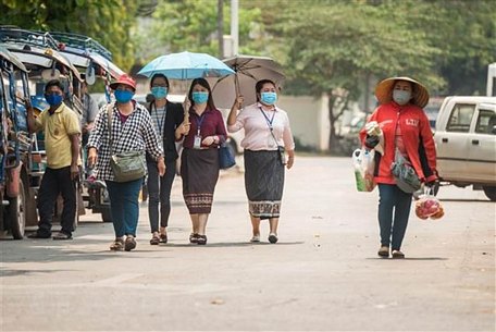 Người dân đeo khẩu trang phòng lây nhiễm COVID-19 tại Vientiane, Lào. (Nguồn: THX/TTXVN)