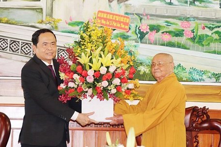 Chủ tịch Ủy ban Trung ương MTTQ Việt Nam Trần Thanh Mẫn tặng hoa chúc mừng Hòa thượng Thích Thiện Duyên- Phó Pháp chủ Hội đồng Chứng minh Giáo hội Phật giáo Việt Nam- tại chùa Đạo Nguyên (TP Tam Kỳ- Quảng Nam) nhân Đại lễ Phật đản năm 2019.