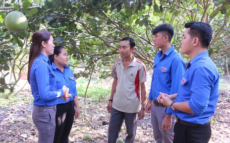 Anh Lê Văn Tình (giữa) trò chuyện với đoàn viên thanh niên đến tham quan mô hình.