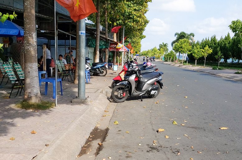 Đậu xe nhìn rất “trật tự”, nhưng quay xe ngang lòng đường, chiếm làn xe chạy.