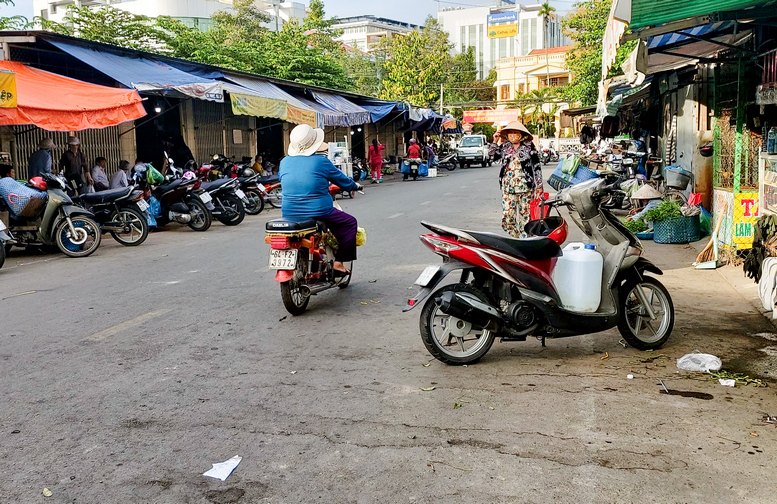 Mặc dù có vạch kẻ đường cho phép đậu xe 2 bánh và xe thô sơ từ vạch trở vào, nhưng người điều khiển để xe chắn ngang đường.