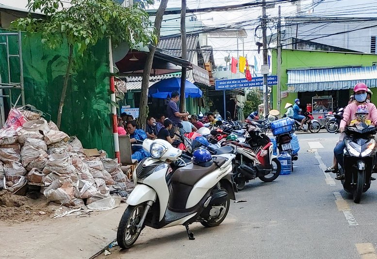 Khách đến ăn uống hàng quán trên vỉa hè đậu xe tùy tiện lấn hết làn xe, người tham gia giao thông buộc phải đi trên làn ngược chiều  trên đường Lý Thường Kiệt (Phường 1- TP Vĩnh Long).