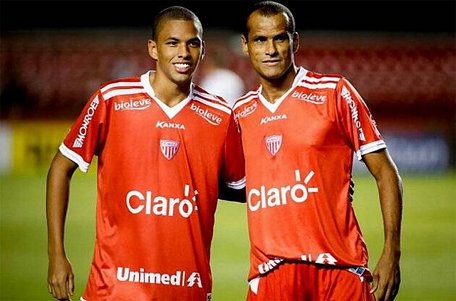 Rivaldinho (trái) và người cha cực kỳ nổi tiếng Rivaldo.