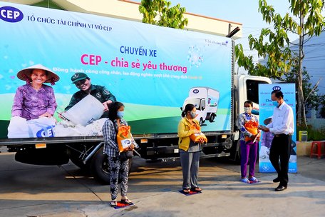 CEP Vĩnh Long trao tặng quà khách hàng công nhân, lao động đặc biệt khó khăn tại UBND Phường 3 (TP Vĩnh Long)