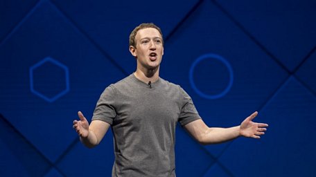 Giám đốc điều hành Facebook Mark Zuckerberg phát biểu tại Hội nghị Phát triển F8 năm 2017. Ảnh: Bloomberg