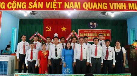 Đại biểu biểu quyết thống nhất thông qua các chỉ tiêu nghị quyết.