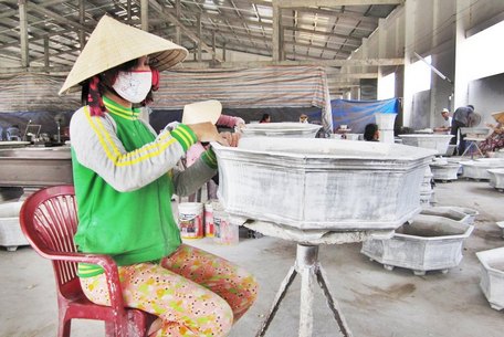 Vốn vay được sử dụng để chi trả một phần lương ngừng việc cho người lao động bị ngừng việc do ảnh hưởng của đại dịch COVID-19. (ảnh minh họa)