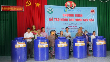 Ban Chỉ huy Phòng chống thiên tai và Tìm kiếm cứu nạn tỉnh Vĩnh Long trao bồn chứa nước cho người dân tại xã Hòa Hiệp (Tam Bình).