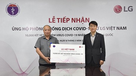  LG Việt Nam tặng Bộ Y tế gói trang thiết bị y tế. (Ảnh: PV/Vietnam+)