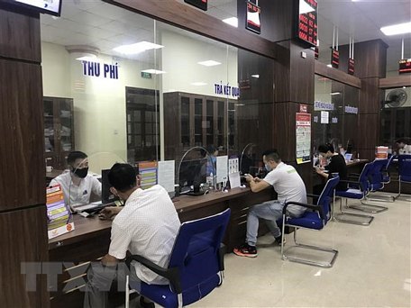 Người dân đến làm thủ tục hành chính tại Trung tâm phục vụ hành chính công tỉnh Yên Bái, trong Quý I năm 2020. (Ảnh: Việt Dũng/TTXVN)