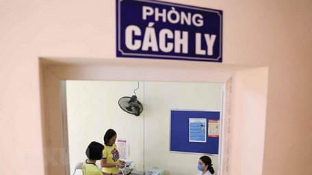 Phòng cách ly và các trang thiết bị kiểm soát y tế cơ bản được các trường ở Hà Nội chuẩn bị đầy đủ, kỹ lưỡng để đón học sinh đi học. (Ảnh: Thanh Tùng/TTXVN)