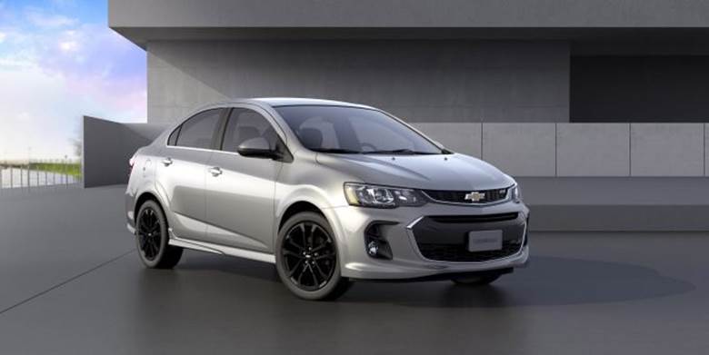 8. Chevrolet Sonic LS Sedan 2020. Động cơ: turbo 4 xy-lanh thẳng hàng, 1.4 lít, 138 mã lực/200 Nm. Tiêu thụ nhiên liệu: 26/34/29 mpg. Giá khởi điểm: 17.595 USD (tương đương 411 triệu đồng). Trong khi các thương hiệu trong nước đang giảm bới các phân khúc xe hơi, thì Chevrolet lại vẫn cố gắng duy trì với Sonic và Spark. Mẫu xe có cấu trúc lớn hơn sedan và nó mang lại một số tính năng độc đáo không tìm thấy ở mẫu xe nào khác. Sonic sử dụng hộp số tự động, trong đó hầu hết các đối thủ cạnh tranh vẫn sử dụng hộp số sàn để giữ giá niêm yết xe ở mức thấp. Điều ngạc nhiên khác là động cơ tăng áp, với Ecotec 1.4 lít có thể sản sinh công suất 138 mã lực và mô-men xoắn cực đại 200Nm mạnh mẽ.