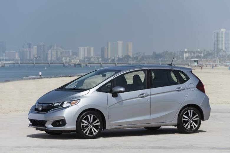 7. Honda Fit LX 2020. Động cơ: 1.5 lít, 4 xy-lanh thẳng hàng, 130 mã lực/154 Nm. Tiêu thụ nhiên liệu: 29/4/31 mpg (MT), 33/40/4 mpg (CVT). Giá khởi điểm: 17.145 USD (tương đương 401 triệu đồng). Bên trong ca-bin, Fit đi kèm với 