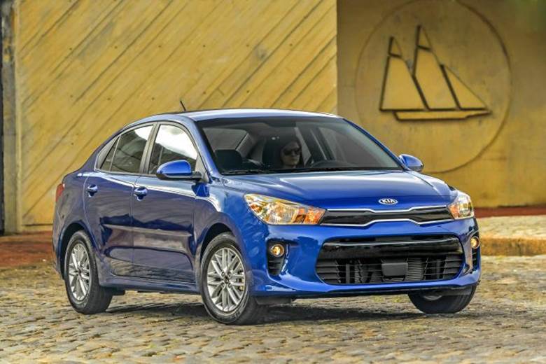 6. Kia Rio Sedan LX 2020. Động cơ: 1.6 lít bốn xi-lanh thẳng hàng, 120 mã lực/151 Nm. Tiêu thụ nhiên liệu: 33/41/36 mpg. Giá khởi điểm: 16.815 USD (tương đương 393 triệu đồng). Giống như Chevy Sonic, Kia Rio có cả phiên bản sendan và hatchback. Cả hai mô hình LX và S của nó đều đi kèm với động cơ 1.6 lít có thể sản sinh công suất 120 mã lực và mô-men xoắn cực đại 151 Nm. Rio Soul được trang bị màn hình cảm ứng 7 inch, Apple CarPlay và Android Auto và Bluetooth. Phiên bản 5 cửa S có thêm công nghệ cảnh báo tránh va chạm phía trước.