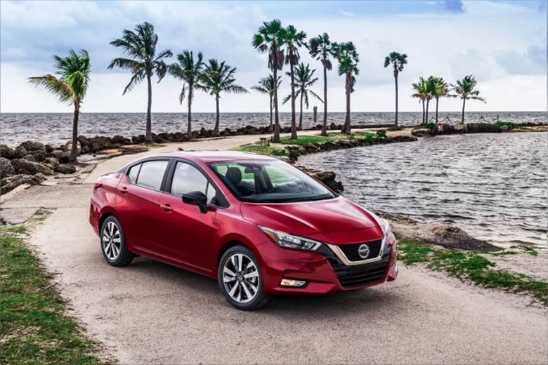 3. Nissan Versa Sedan S 2020. Động cơ:  1.6 lít, 4 xy-lanh thẳng hàng, 122 mã lực/154 Nm. Tiêu thụ nhiên liệu:  27/35/30 mpg (MT), 32/40/130 mpg (CVT.) Giá cơ bản: 15.655 USD (tương đương 366 triệu đồng). Versa S cơ sở đi kèm với hộp số tay 5 cấp được gắn vào động cơ 1.6 lít. Combo này có khả năng kết hợp 35 mpg khá, mặc dù con số đó nhảy vọt lên 40 mpg khi chọn phiên bản số tự động CVT 17.325 USD. Tất cả các phiên bản đều có màn hình cảm ứng 7 inch, mặc dù bạn sẽ cần nâng cấp lên 18.565 USD để có được hệ thống kết nối Apple CarPlay và Android Auto thay vì chỉ Bluetooth.