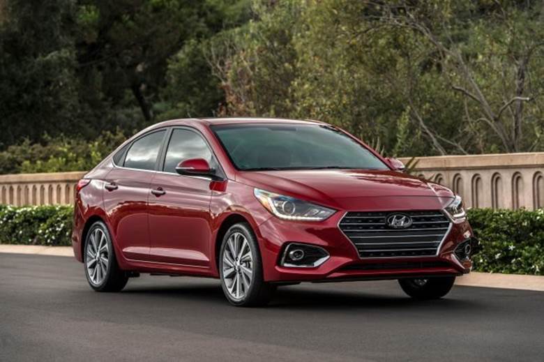 4. Hyundai Accent Sedan SE 2020. Động cơ: 1.6 lít, 4 xy-lanh thẳng hàng, 120 mã lực/153 Nm. Tiêu thụ nhiên liệu: 29/39/33 mpg (MT), 33/41/36 mpg (CVT). Giá khởi điểm: 16.250 USD (tương đương 380 triệu đồng). Mẫu xe tiếp theo của Huyndai trong danh sách là chiếc xe nhỏ nhất của họ -Accent. Nó được chia sẻ nền tảng của mình với Venue, Accent có rất nhiều tính năng tương tự như động cơ 1.6 lít tiêu chuẩn công suất 120 mã lực và hộp số sàn 6 cấp. Hộp số tự động CVT là tùy chọn với chi phí khoảng 1.100 USD. Để có được mức giá thấp, Accent đã phải 