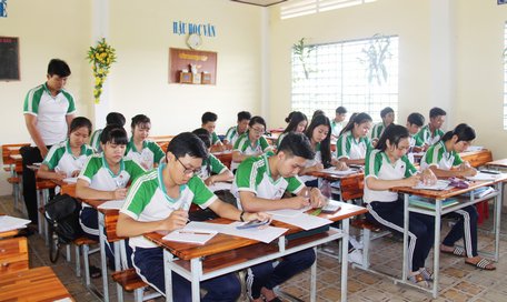 Theo tinh thần công văn 2134, không bắt buộc thực hiện giãn cách trong trường học, lớp học; không bắt buộc học sinh đeo khẩu trang trong lớp học.