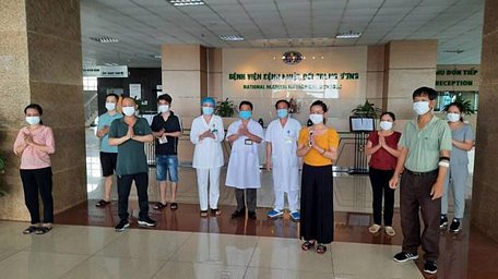  Các bệnh nhân ra viện chiều ngày 11/5. Ảnh: BV