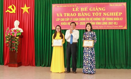 Khen thưởng học viên đạt thành tích cao trong học tập.