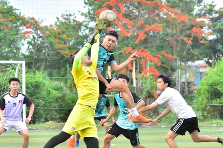 Thủ môn Toi Songly (1, Sinh viên Lào) trước pha tấn công của Minh Kha (17, Thể Hiền).