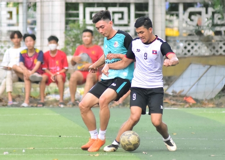 Trung Tín (19, Thể Hiền) trước Phoumee Phonh (9, Sinh viên Lào)
