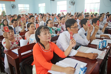 Đại biểu biểu quyết thông qua số lượng và danh sách đại biểu tham gia ứng cử BCH Đảng bộ xã