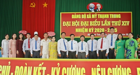 BCH nhiệm kỳ mới ra mắt đại hội.