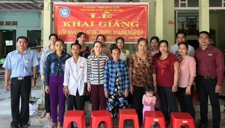 Khai giảng lớp đào tạo nghề may công nghiệp ở Tân An Hội sáng 13/5.