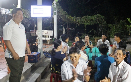 Lễ ra mắt tuyến đèn đường diễn ra trong niềm hân hoan của người dân.