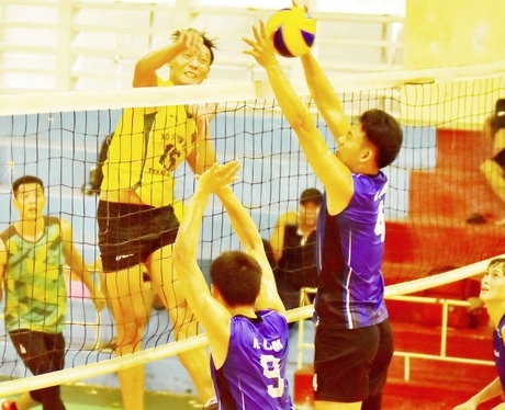 Phát tranh bóng trong trận XSKT Vĩnh Long (áo vàng) thắng Bến Tre 5-0.