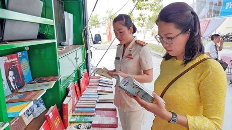 Ô tô thư viện với 500 đầu sách báo về Đảng, Bác Hồ,... đến phục vụ tại Đại hội Đại biểu Đảng bộ Phường 8. Ảnh: PHƯƠNG THÚY