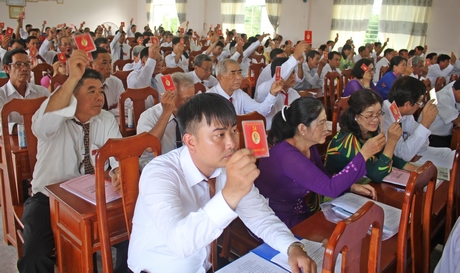 Đại biểu biểu quyết lấy ý kiến chức danh bí thư.