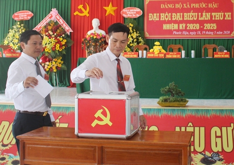 Đoàn chủ tịch bỏ phiếu bầu cử bí thư cấp ủy.