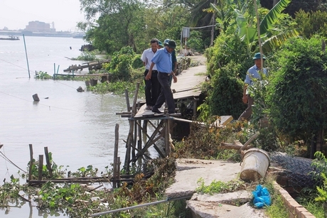 Ban Chỉ huy PCTT và TKCN tỉnh Vĩnh Long khảo sát tuyến sạt lở tại xã Tân Bình (Bình Tân).Ảnh: LÊ SƠN