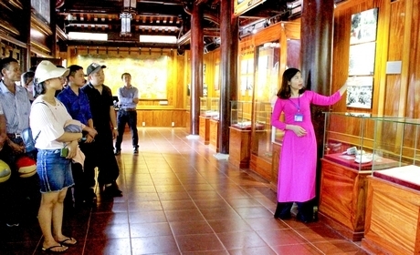 Thuyết minh viên Nguyễn Kim Thanh kể những câu chuyện cảm động khi Bác về thăm quê.