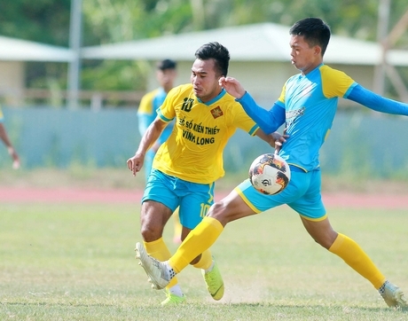 Tiến Phát (10- XSKT Vĩnh Long, áo vàng) trước Trương Phát (5- SF Khánh Hòa).