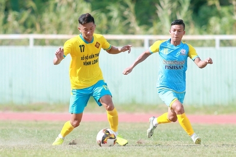 Phương Khanh (17- XSKT Vĩnh Long, áo vàng) trước Trọng Danh (11- SF Khánh Hòa).