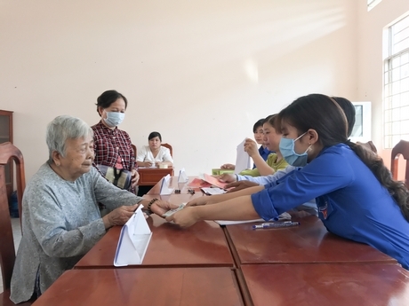 Tiền hỗ trợ được trao tận tay đối tượng thụ hưởng.
