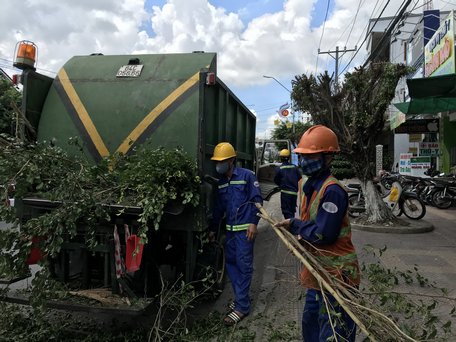 Một trong những công việc của đội ngũ công nhân, người lao động Công ty CP Công trình công cộng Vĩnh Long.