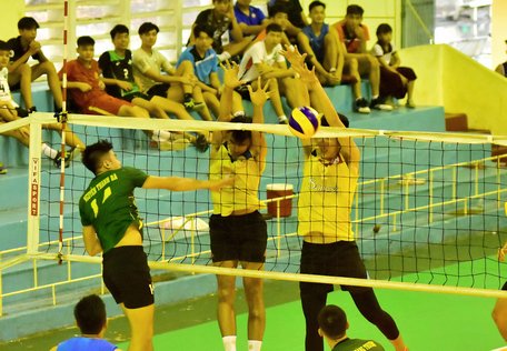Thanh Bá (XSKT Vĩnh Long, áo sậm) trong trận gặp S. Khánh Hòa.