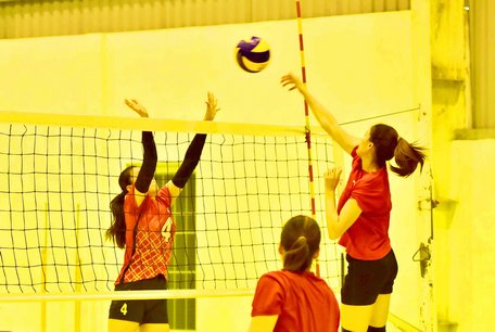 Trần Thị Thanh Thúy (VTV Bình Điền Long An, phải) trong trận thắng Truyền hình Vĩnh Long 4-1.